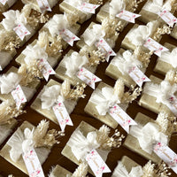 Savon artisanal personnalisé cadeau invité mariage fleurs séchées