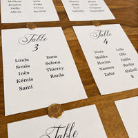 Carte plan de table personnalisée gros plan cachet cire doré mariage