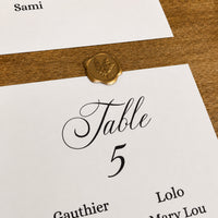Détail carte plan de table personnalisée calligraphie prénom invités
